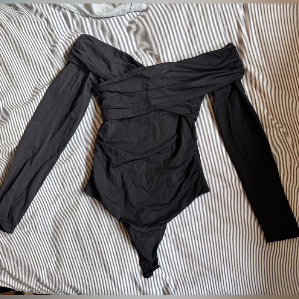 Babaton Contour Asymmetrical Longsleeve Bodysuit